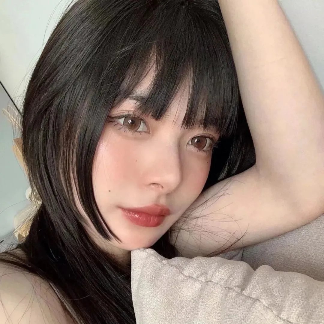 他在窥着你